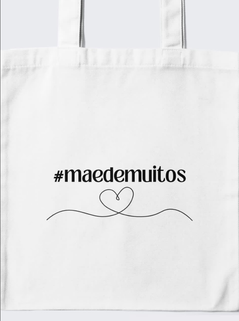 Saco de tecido branco com texto '#maedemuitos' e coração desenhado
