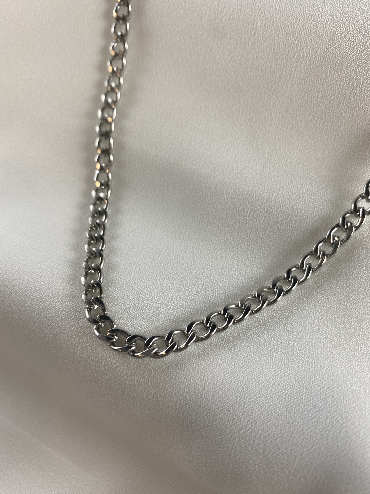 Colar de corrente metálica prateada com elos grossos