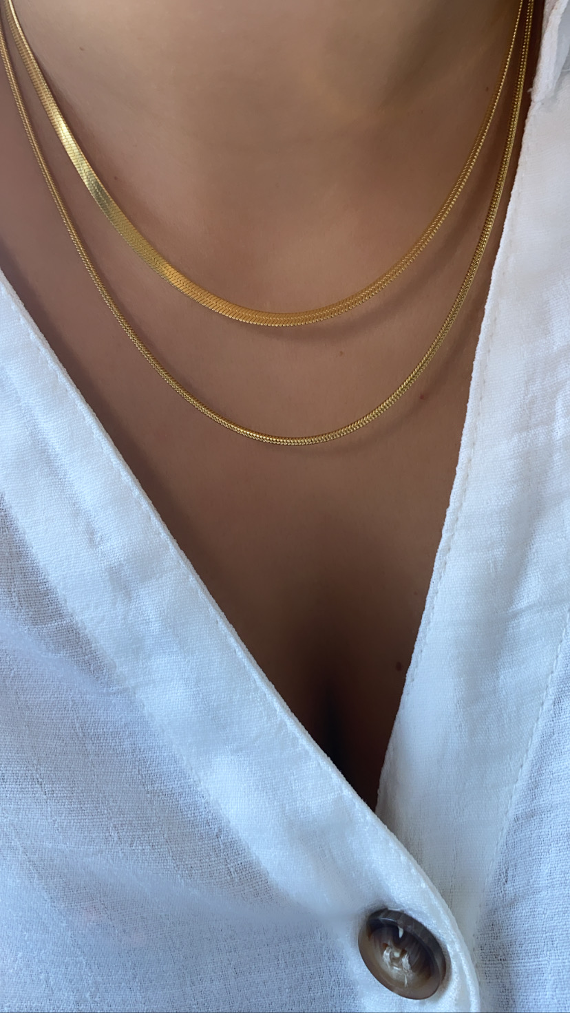 Colar duplo em ouro amarelo e camisa branca com botões