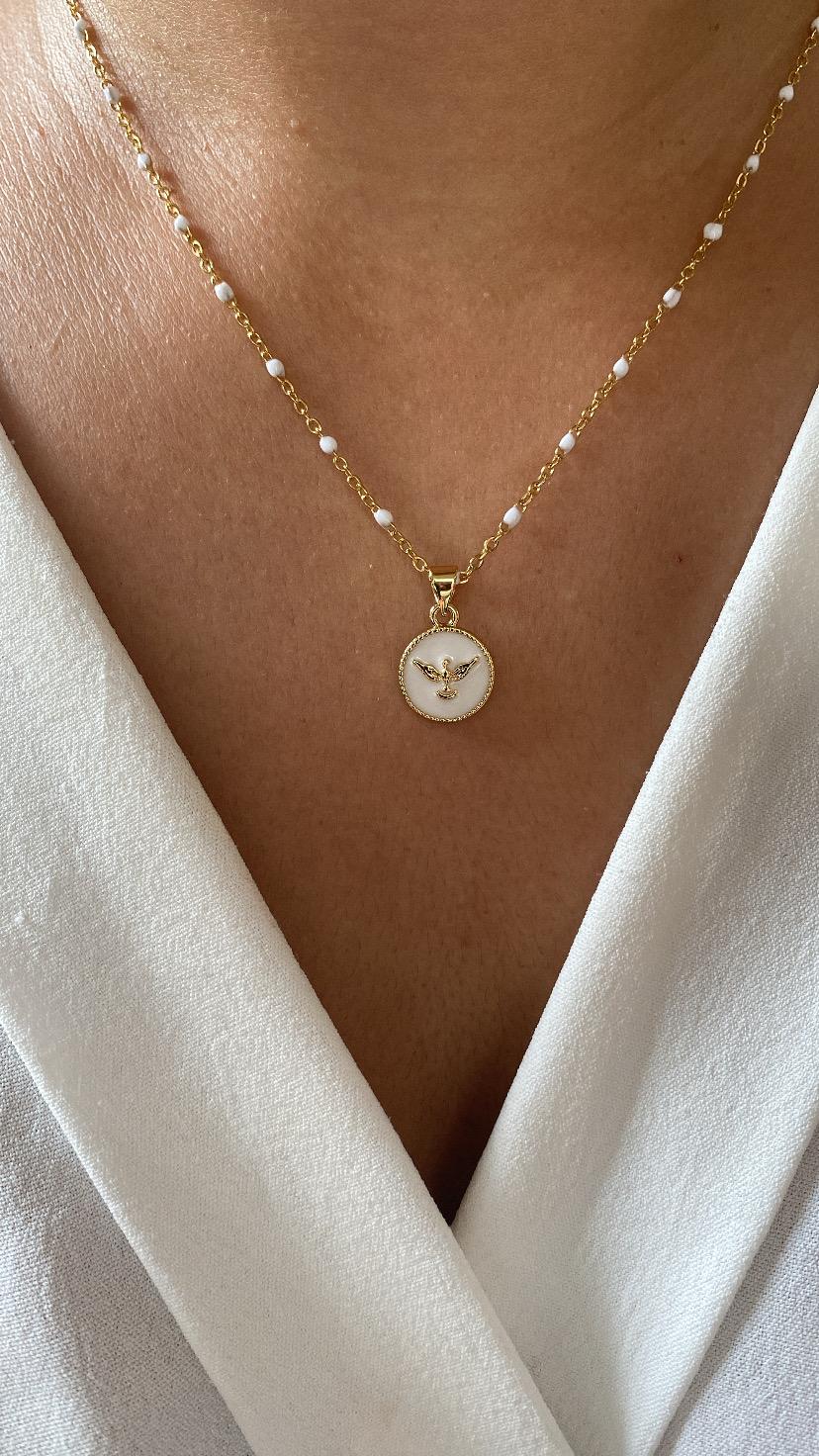Colar dourado com pendente branco e pomba dourada ao centro