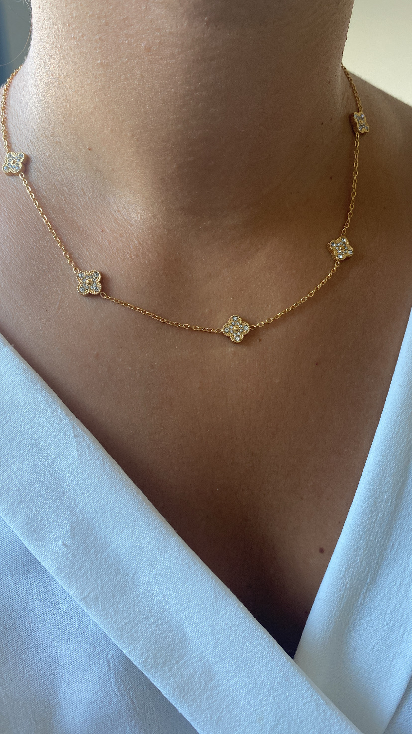 Colar dourado com pendentes de flores cravejadas em cristal