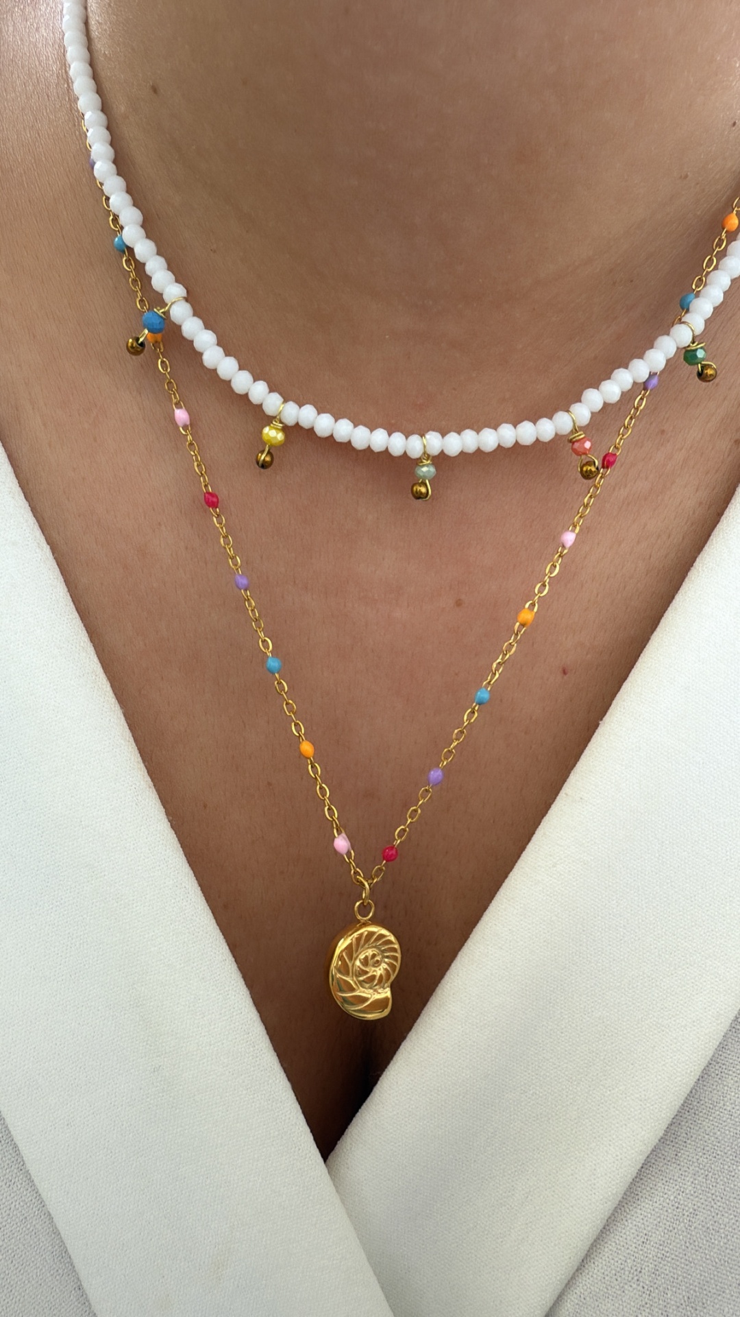 Colar duplo com pérolas brancas, contas coloridas e pendente dourado em forma de concha