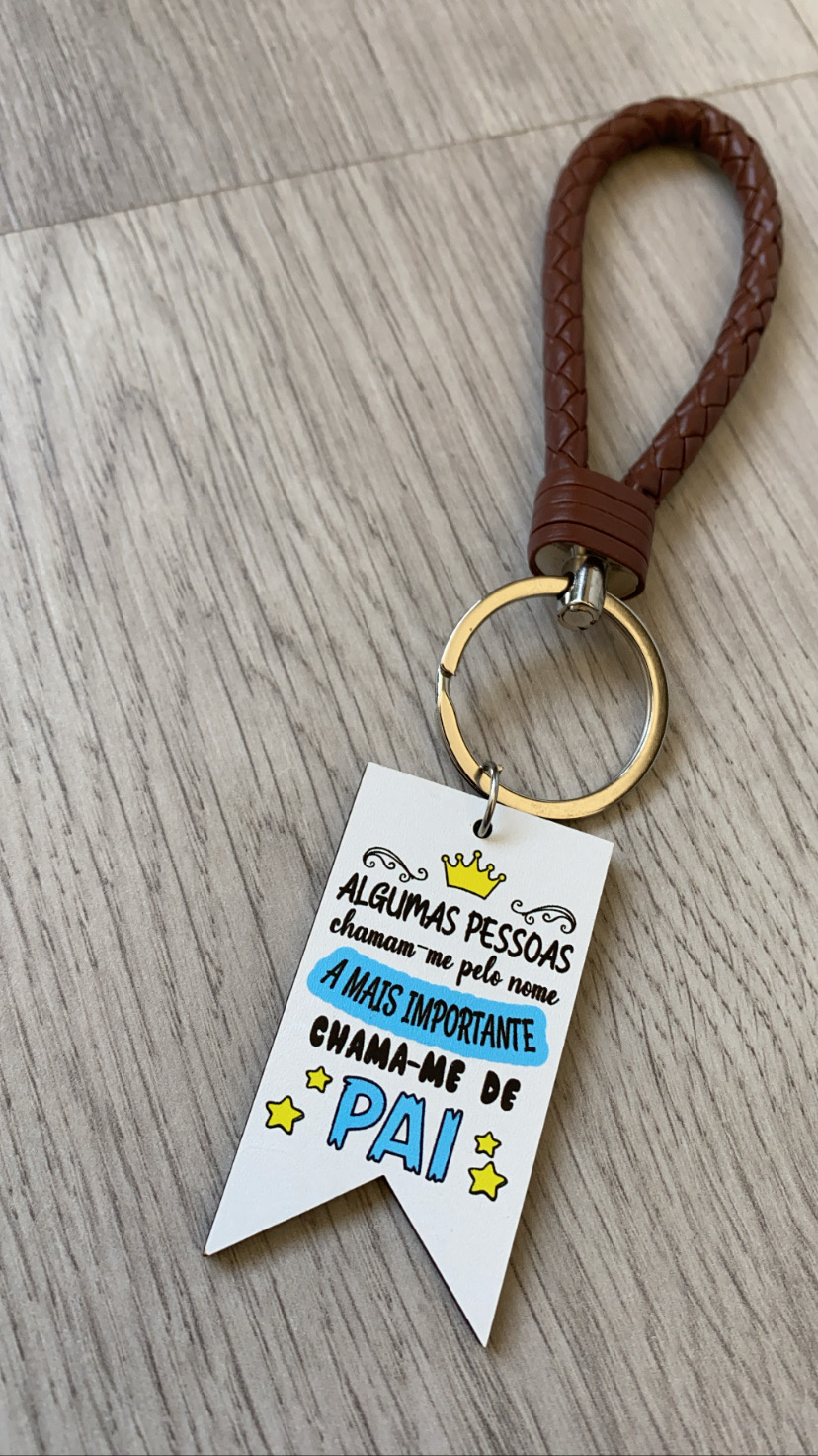 Porta-chaves com inscrição sentimental em português e alça trançada castanha