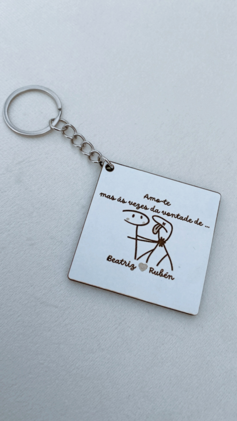 Chaveiro quadrado metálico prateado com desenho e texto gravado