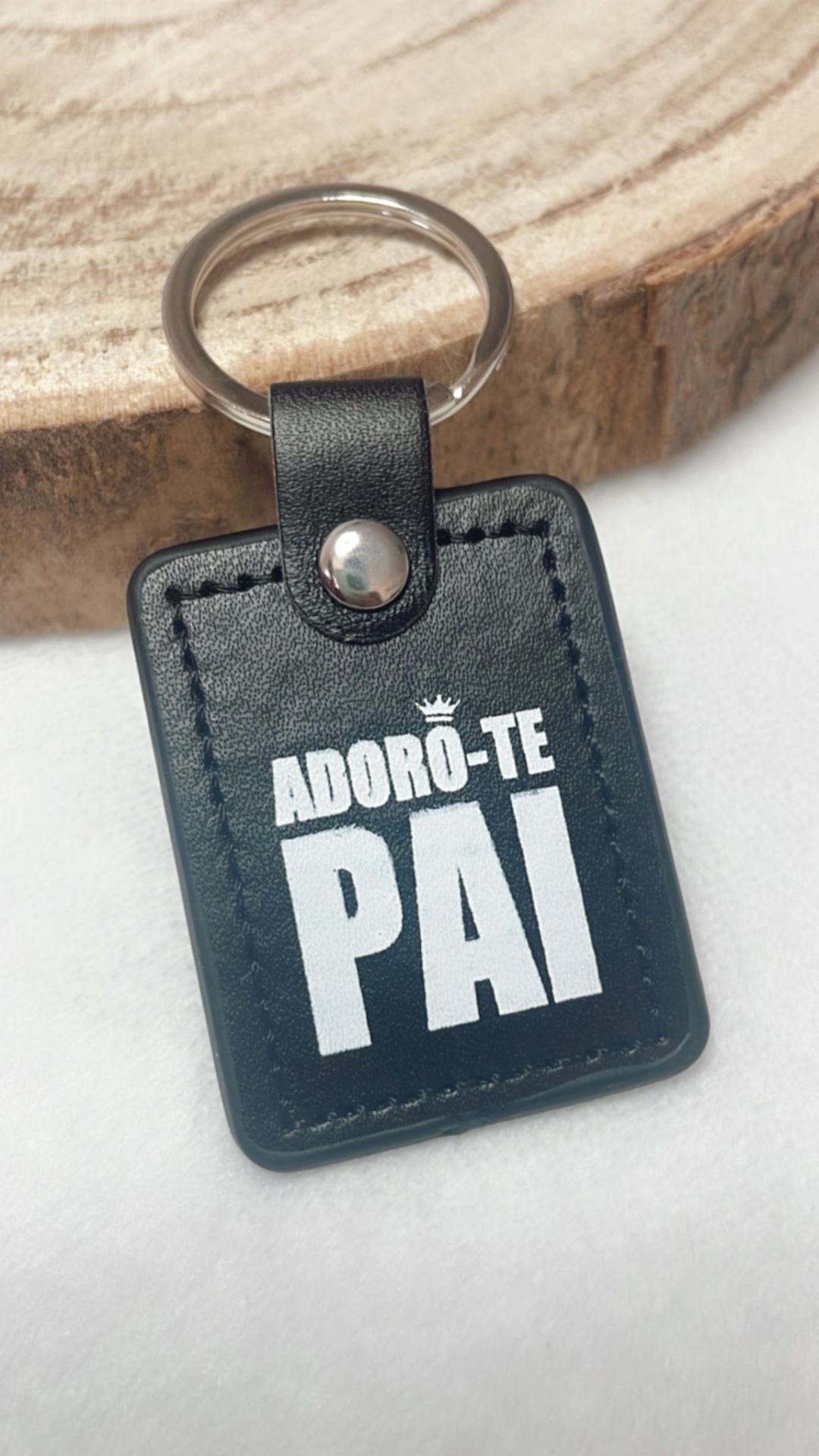 Porta-chaves preto em pele sintética com texto branco Adoro-te Pai e argola metálica