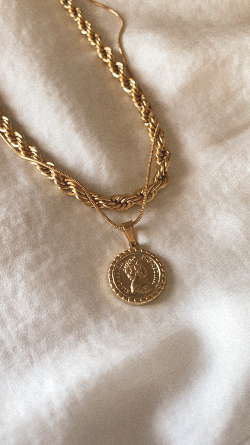 Colar dourado com pendente redondo com relevo