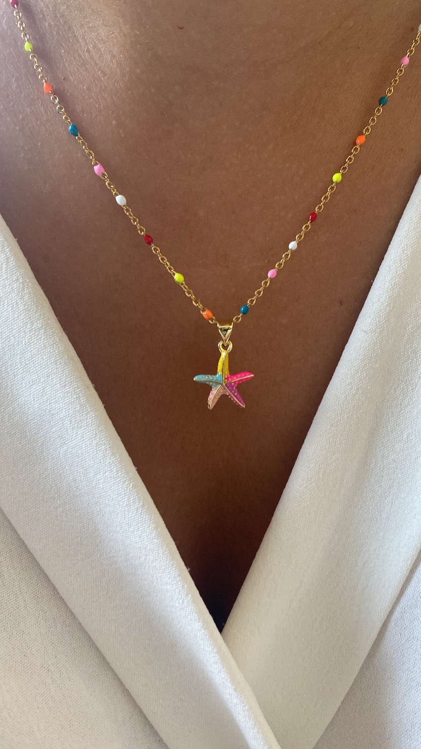 Colar dourado com pendente de estrela-do-mar colorida e corrente com bolas coloridas