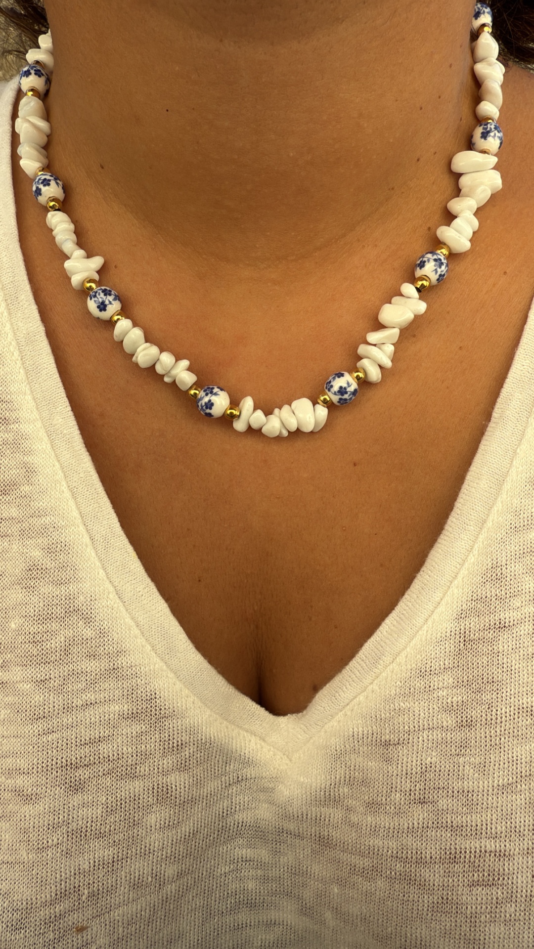 Colar de pedras e contas azuis e brancas
