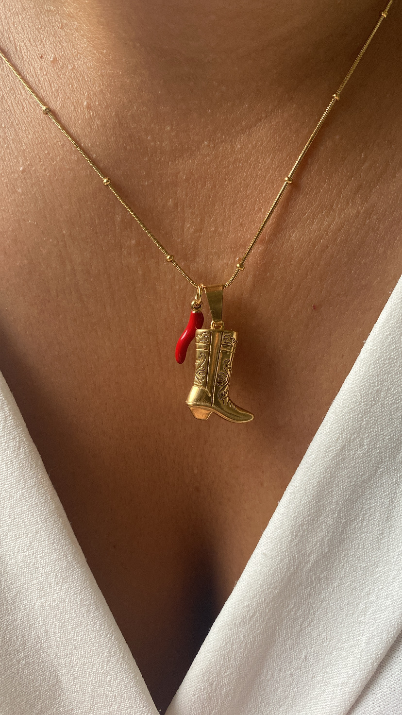 Colar dourado com pendentes de bota dourada e corno vermelho