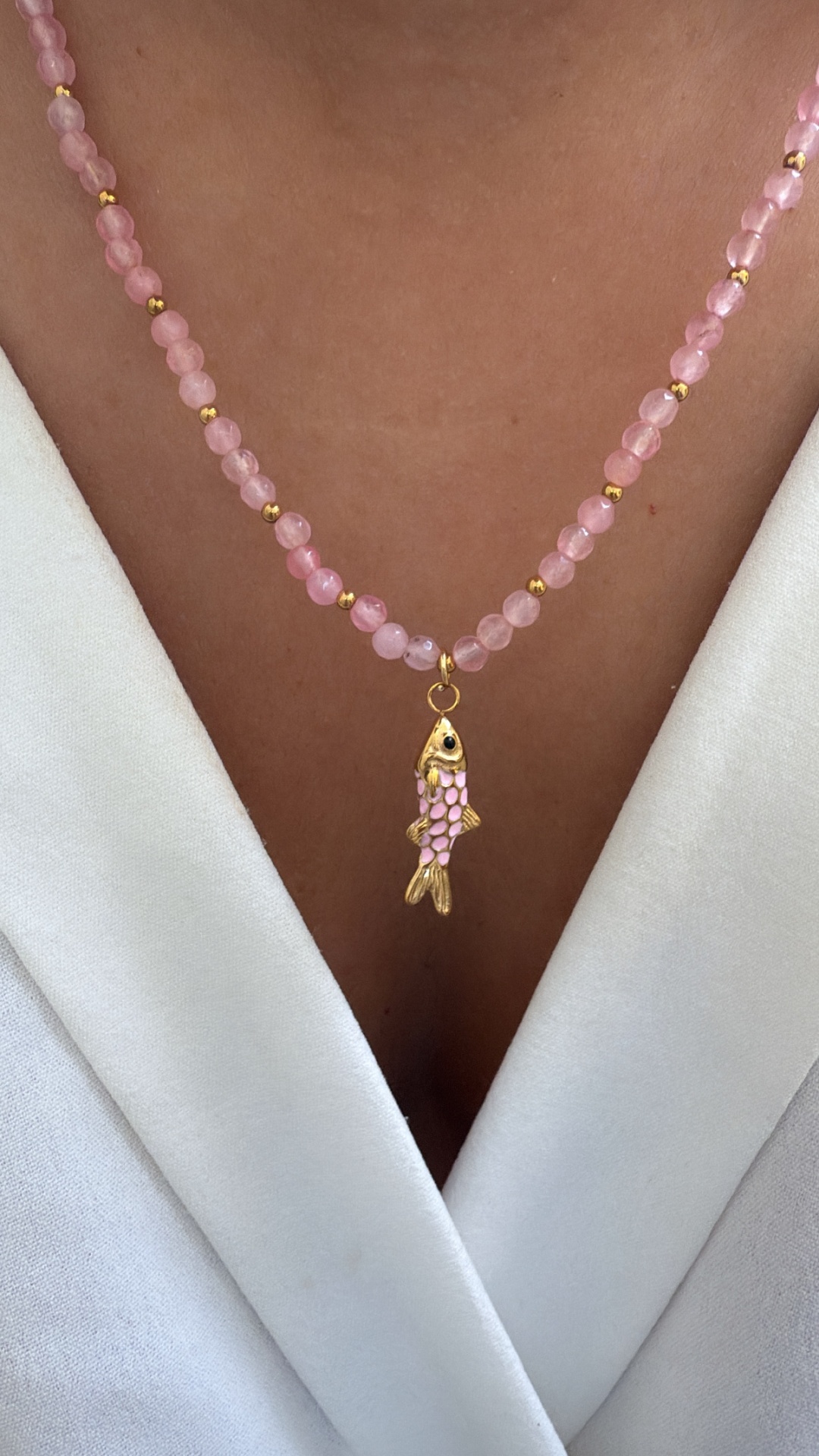 Colar com contas rosa e pendente de peixe dourado com detalhes em rosa