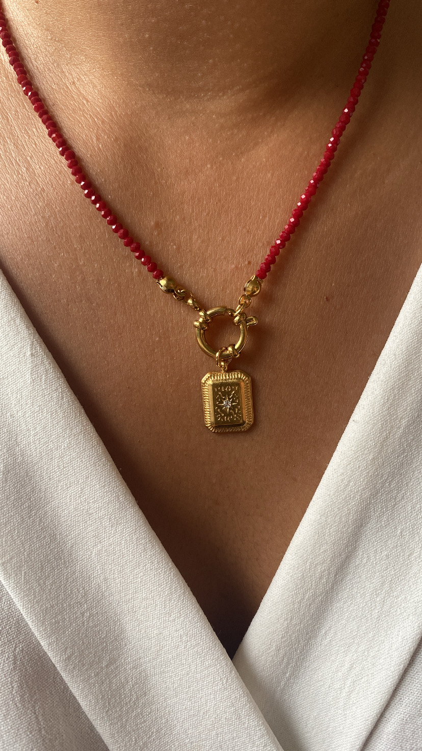 Colar com contas vermelhas e pendente dourado quadrado