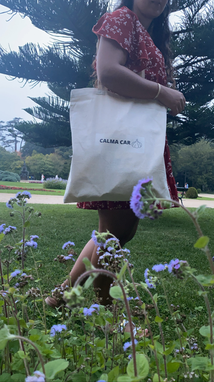 Sacola de tecido bege com frase CALMA CAR e símbolo de alho