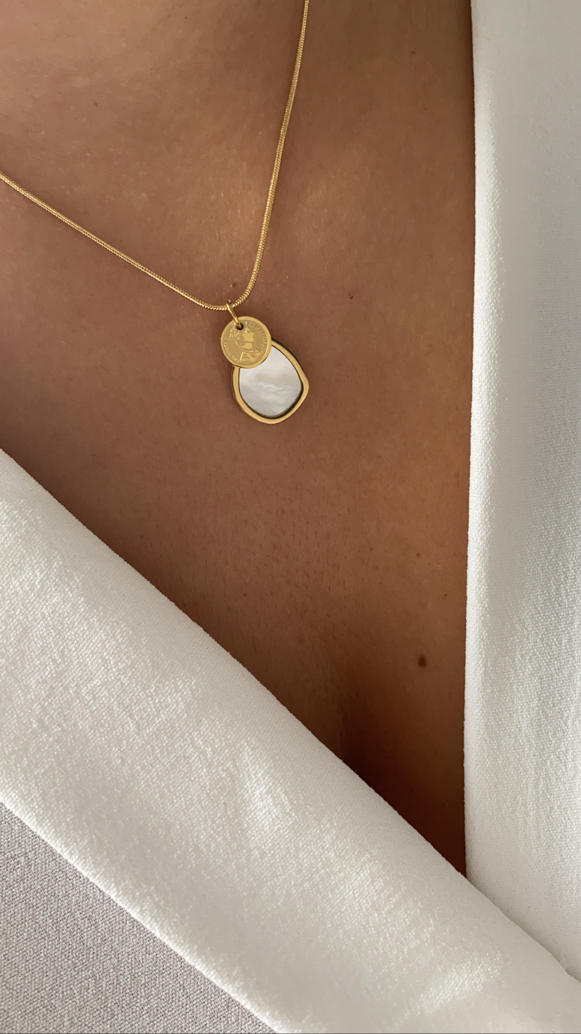 Colar dourado com medalhas e peça madre-pérola