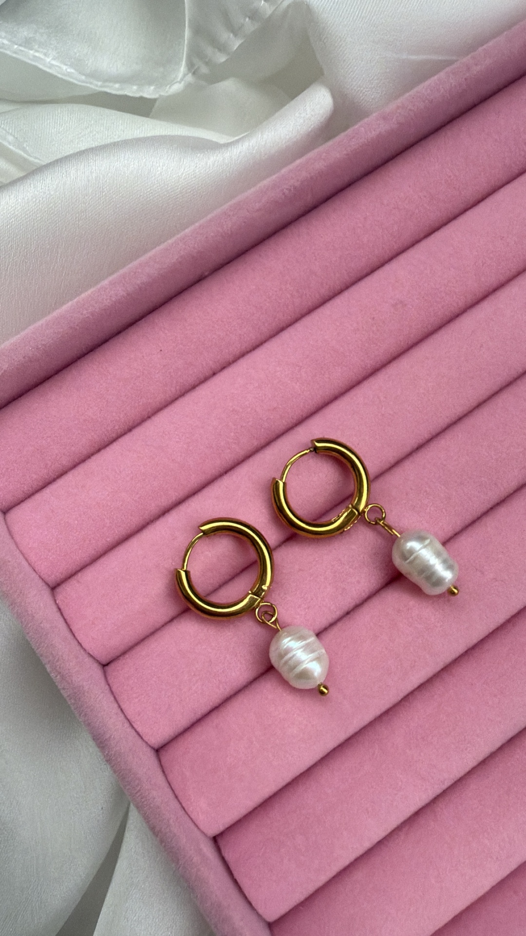 Brincos de argola dourada com pérolas em caixa rosa almofadada
