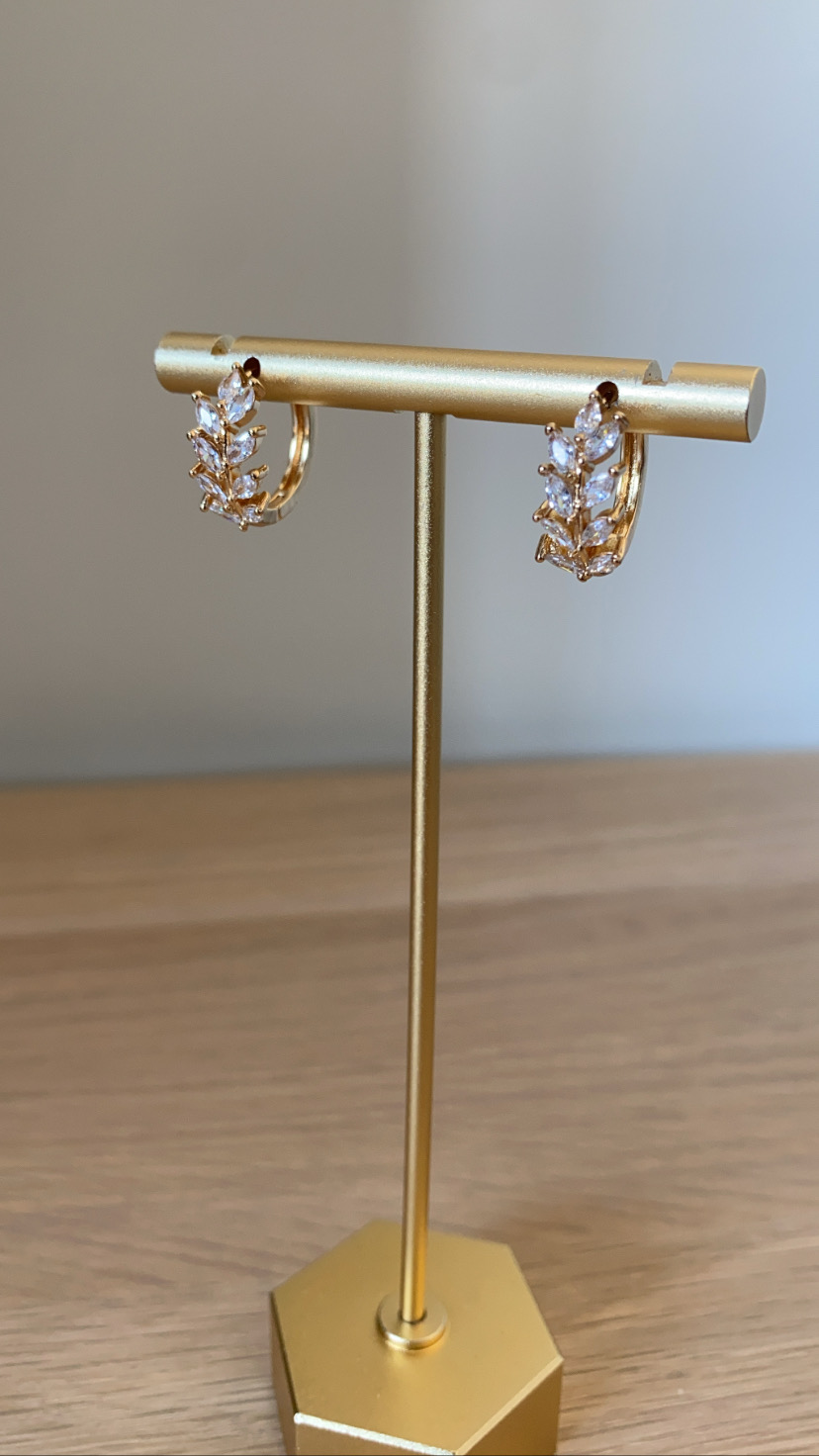 Brincos dourados com cristais em suporte dourado