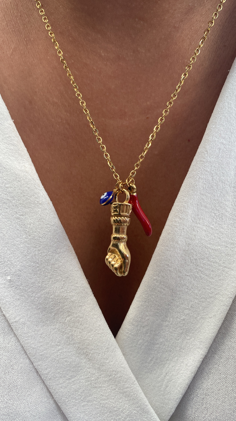 Colar dourado com pendentes de punho, olho e chifre