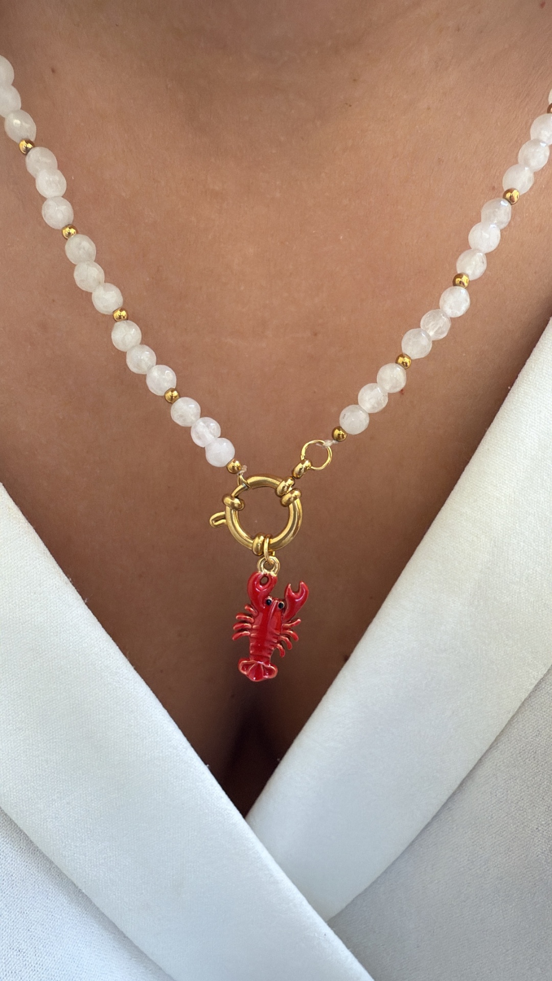 Colar de contas brancas e douradas com pendente de lagosta vermelha