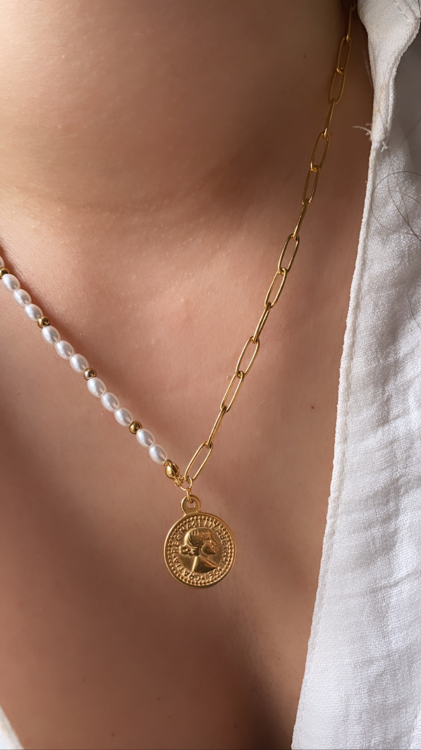 Colar com metade de pérolas e metade de elos dourados e pendente redondo dourado no pescoço