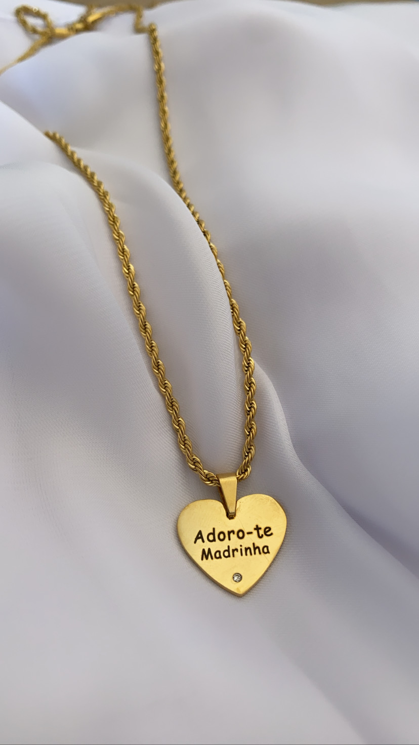 Colar dourado com pendente em forma de coração e inscrição 'Adoro-te Madrinha'