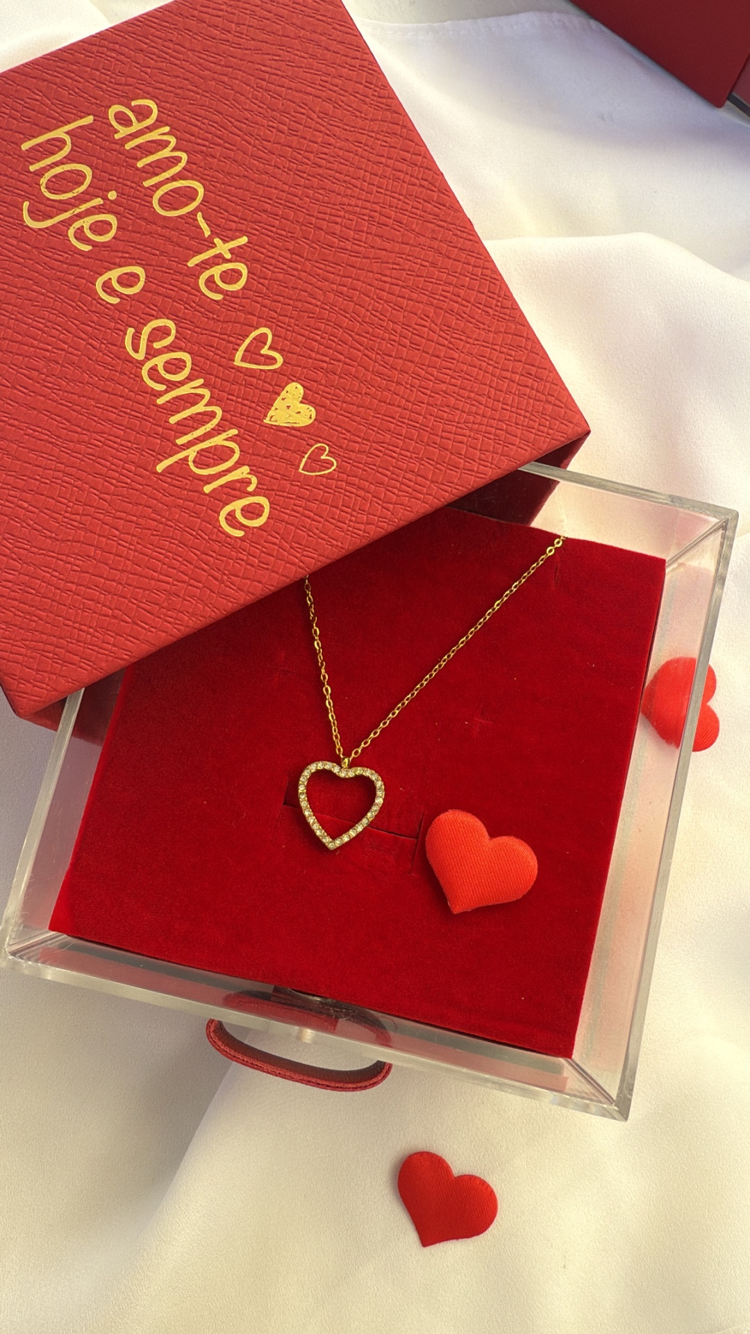 Colar com pingente de coração em caixa de presente vermelha com texto 'amo-te hoje e sempre'