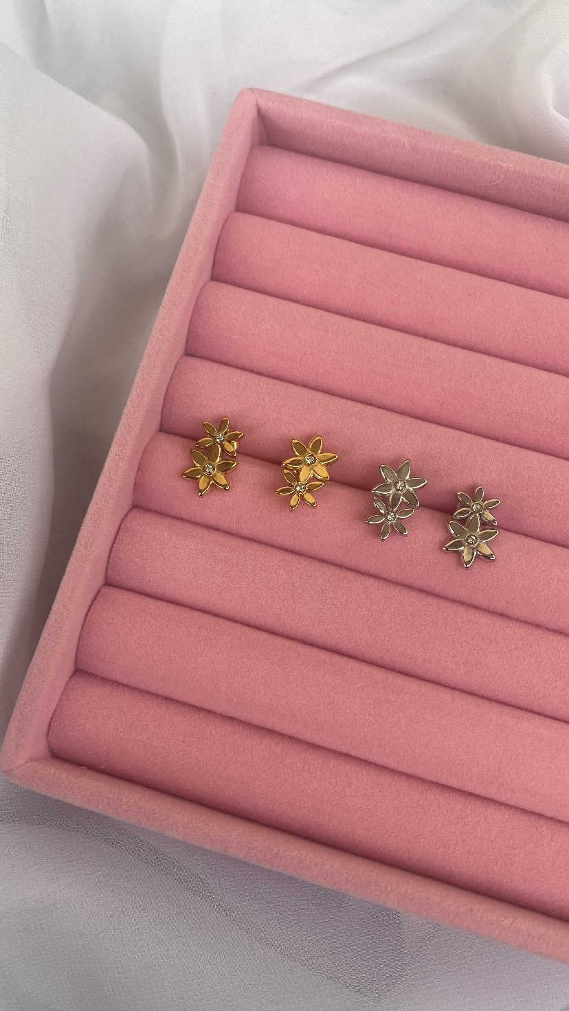 Brincos pequenos em forma de flor dourados e prateados em estojo almofadado rosa