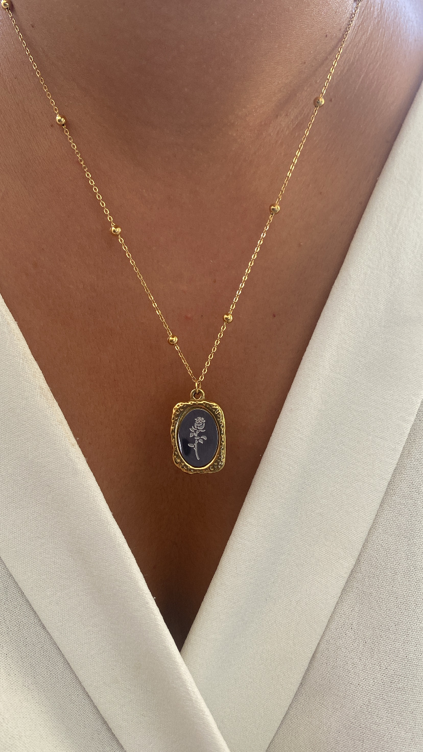 Colar dourado com pendente retangular azul e branca