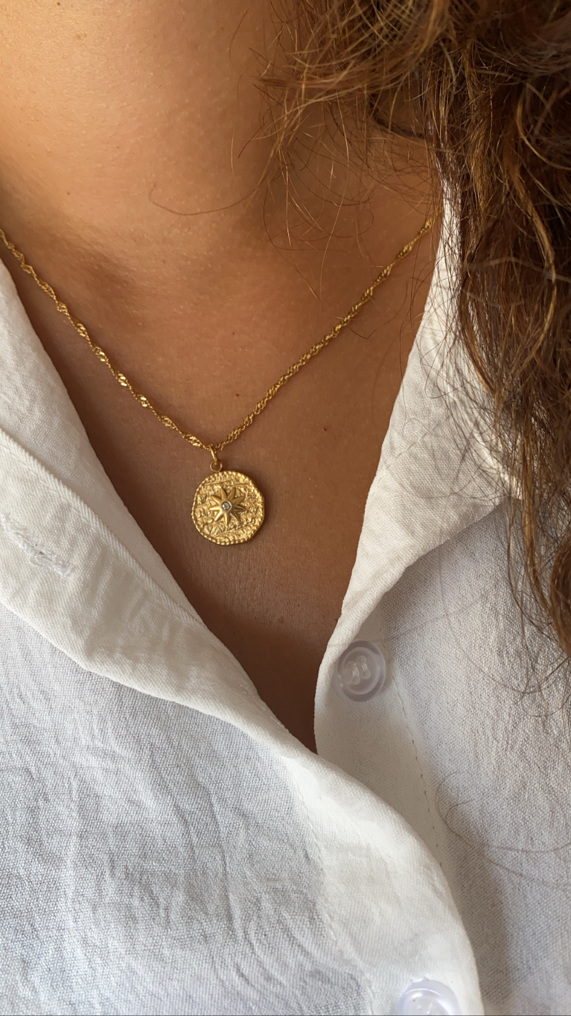 Colar dourado com pendente redondo gravado