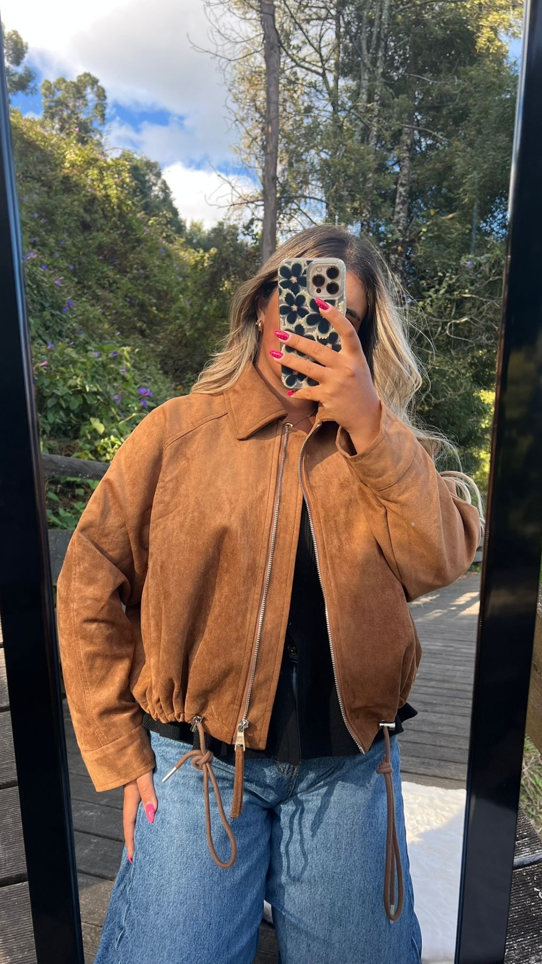 Casaco castanho claro de camurça com fecho e cordão ajustável na cintura