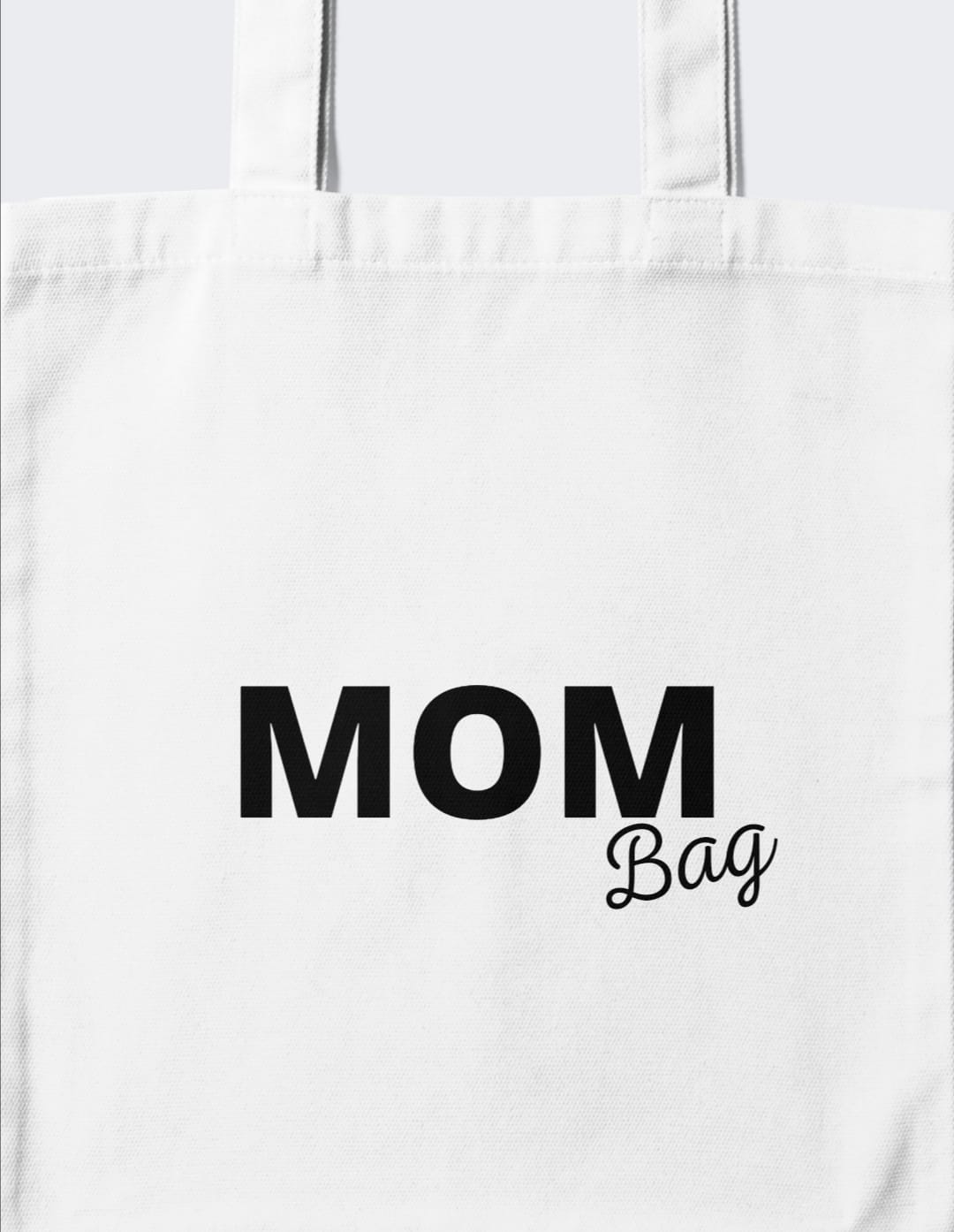 Saco branco com texto MOM Bag em preto
