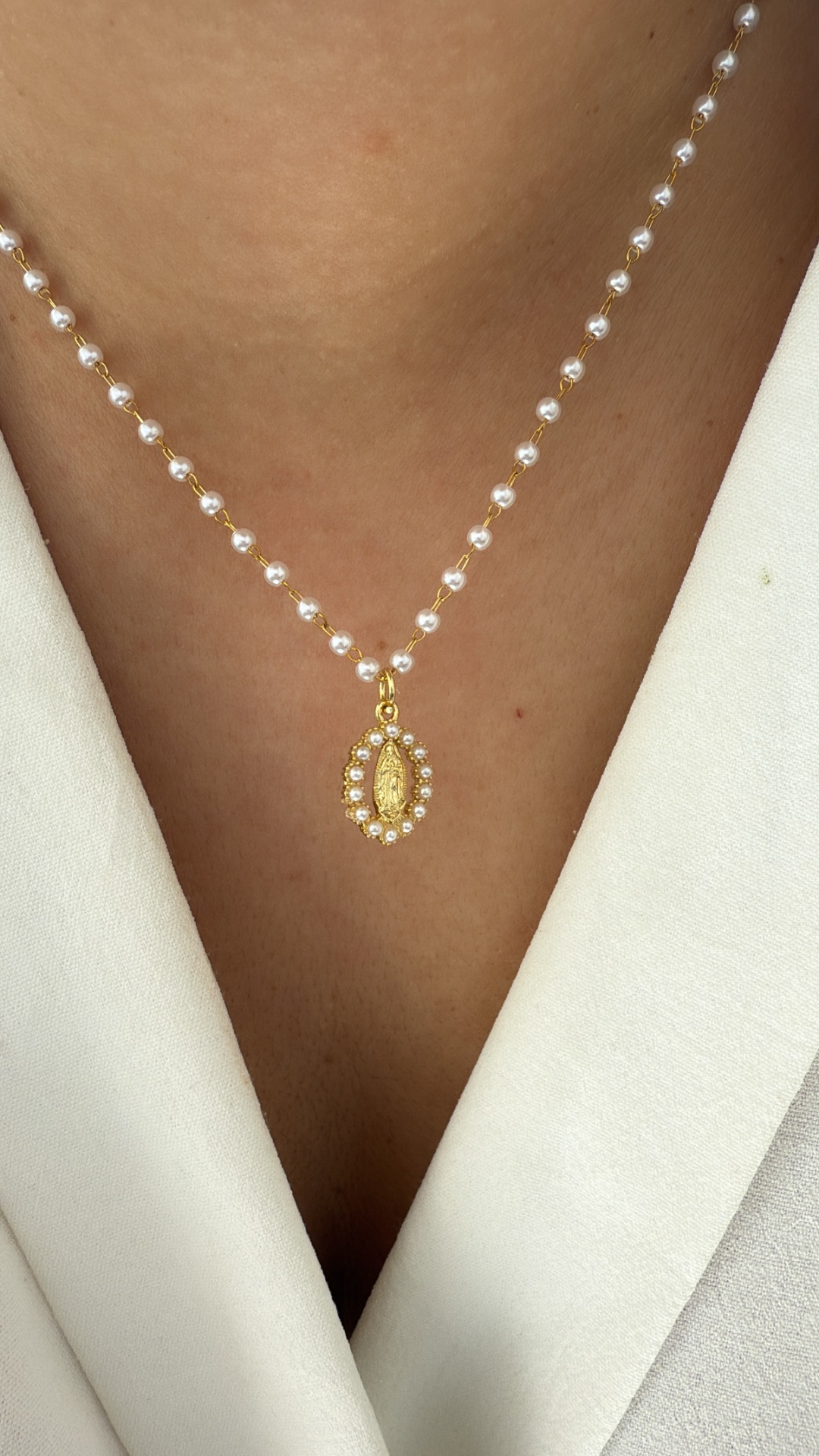 Colar de corrente de pérolas com pendente dourado oval e pérolas