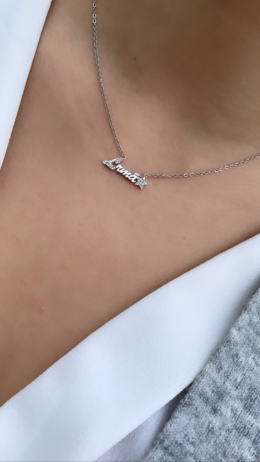 Colar de prata com pendente escrito Linda em letras cursivas