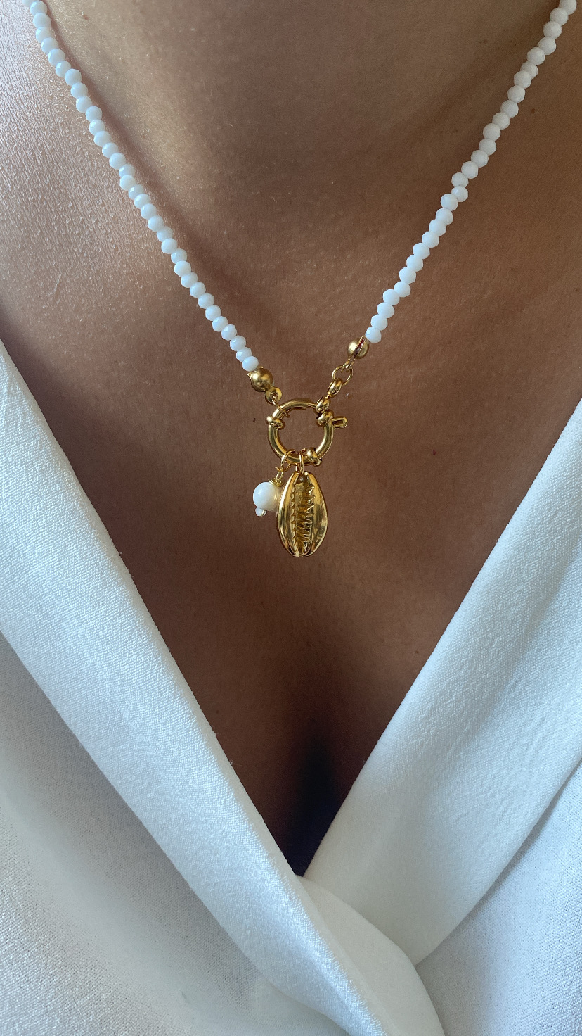 Colar com contas brancas e pendente dourado em forma de concha