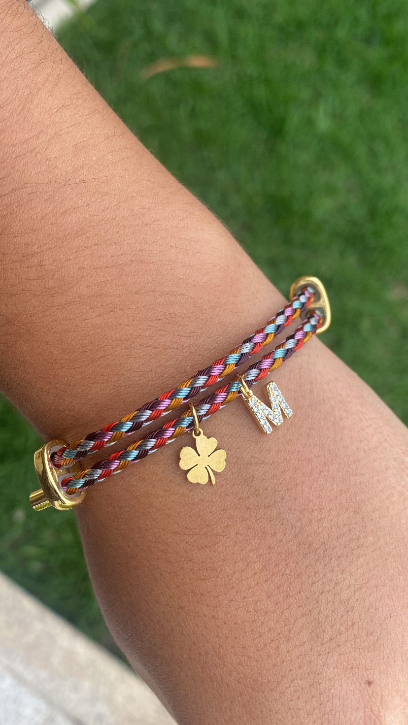 Pulseira trançada colorida com pendentes dourados e brilhantes