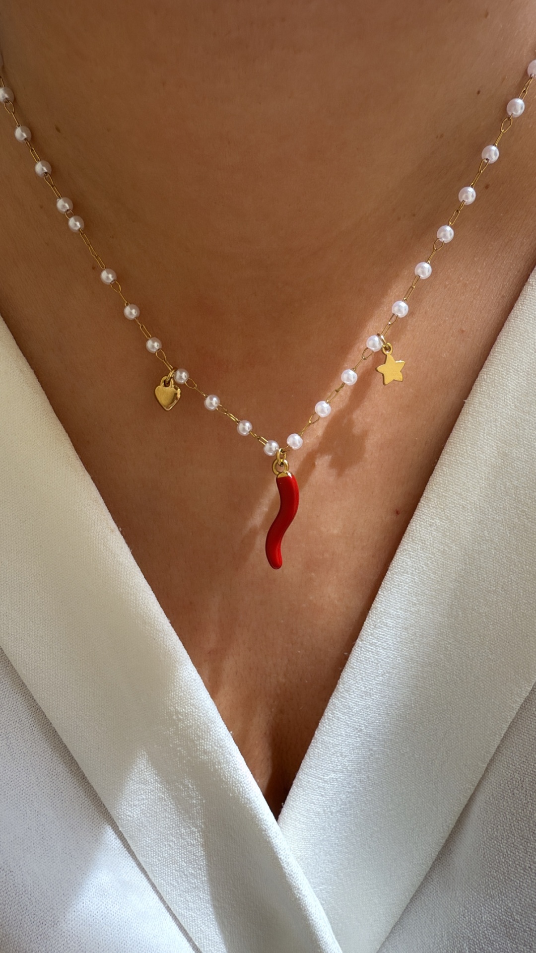 Colar de contas com pendentes dourado e vermelho