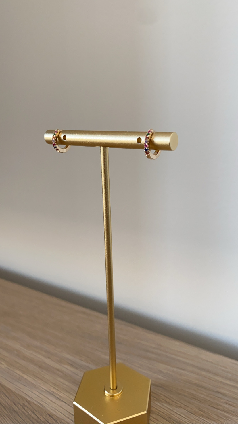 Brincos dourados com pedras coloridas em suporte metálico dourado