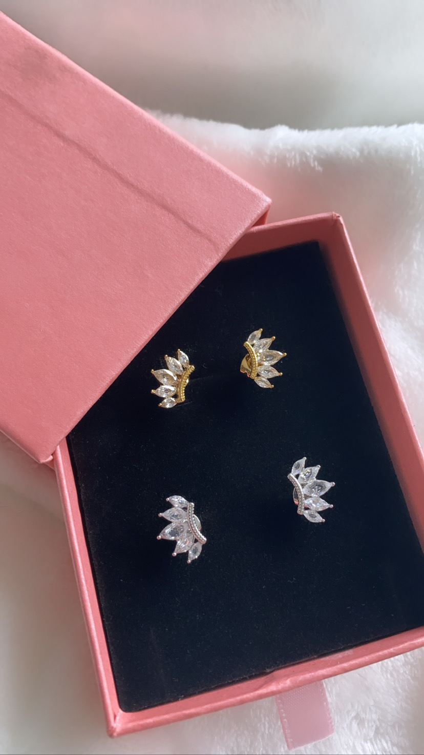 Brincos em forma de coroa em caixa rosa com interior preto