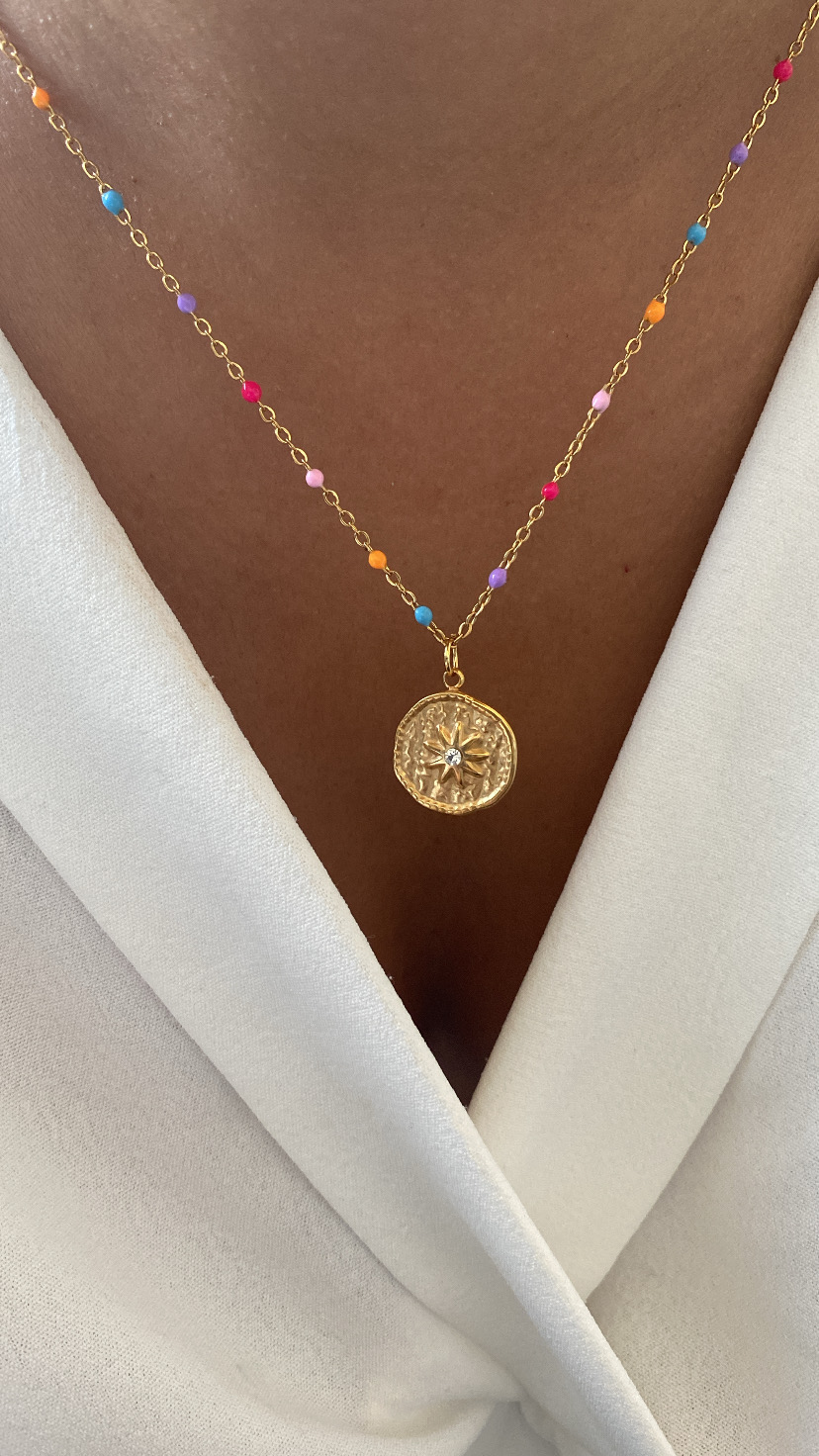 Colar dourado com contas coloridas e pendente redondo com estrela
