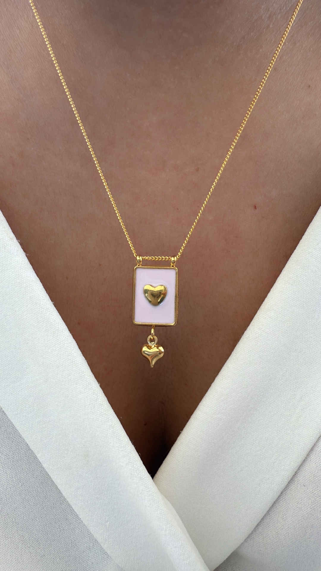 Colar dourado com pendente rosa e corações dourados