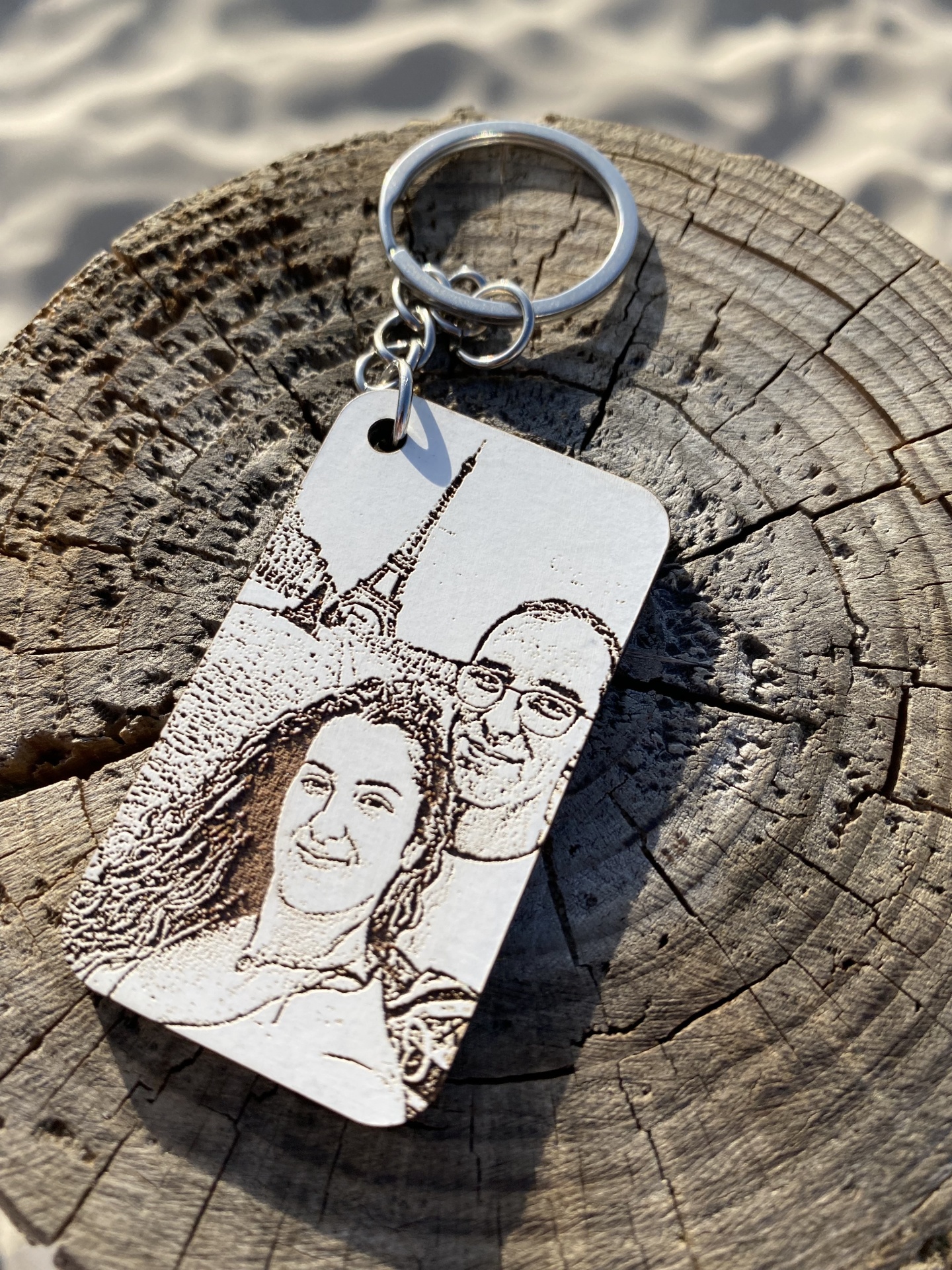 Porta-chaves retangular com imagem gravada de casal e Torre Eiffel