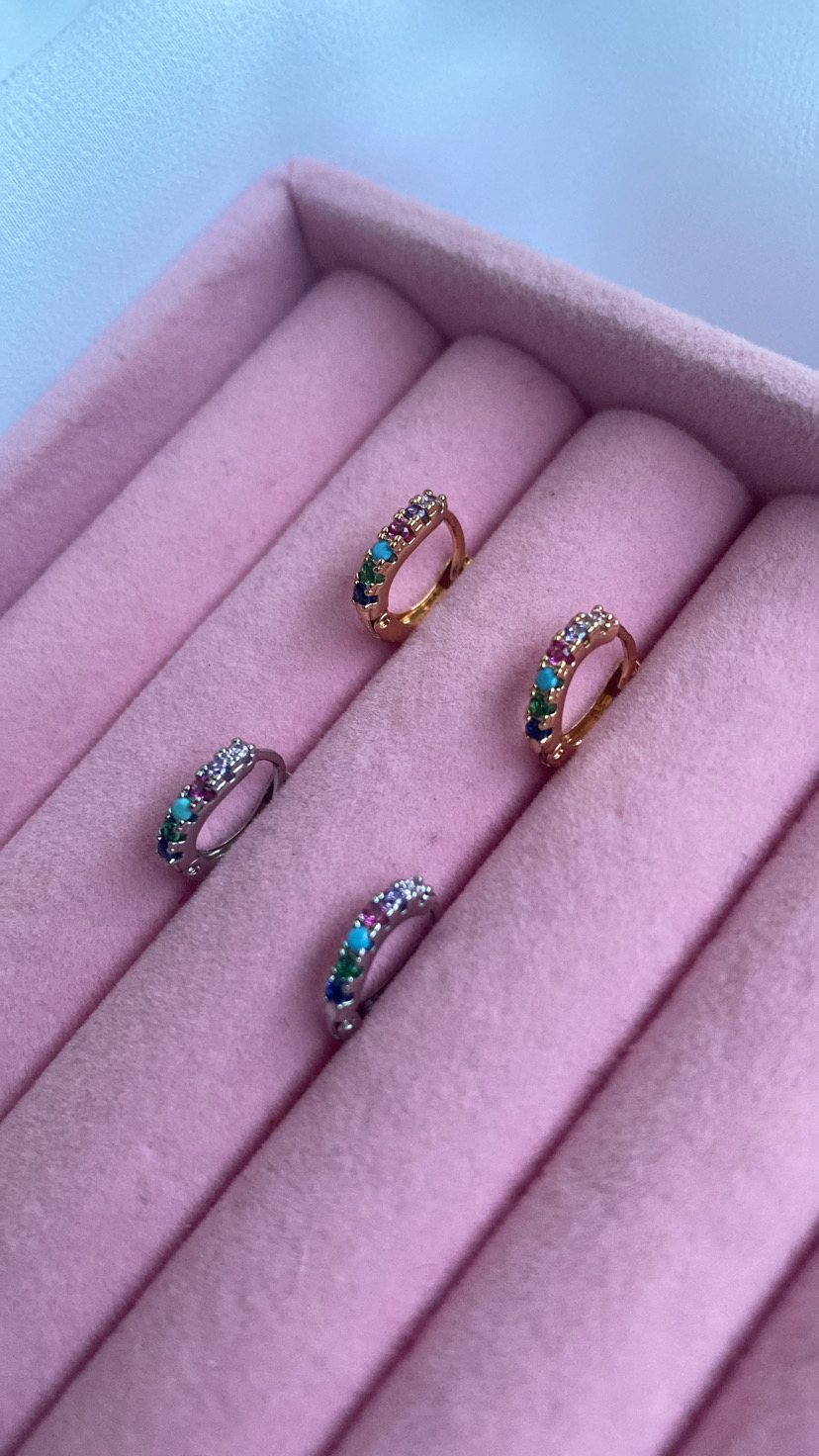 Quatro argolas pequenas coloridas em caixa rosa de veludo