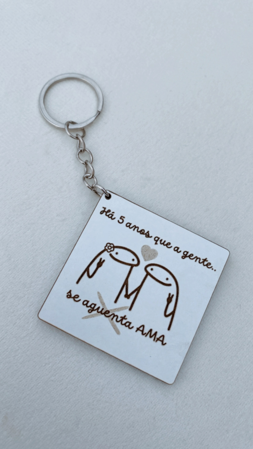 Porta-chaves quadrado com desenho e texto em português sobre amor