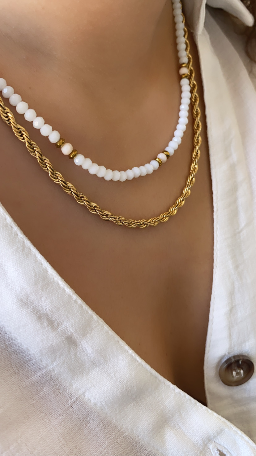 Colar duplo de contas brancas e corrente dourada com camisa branca