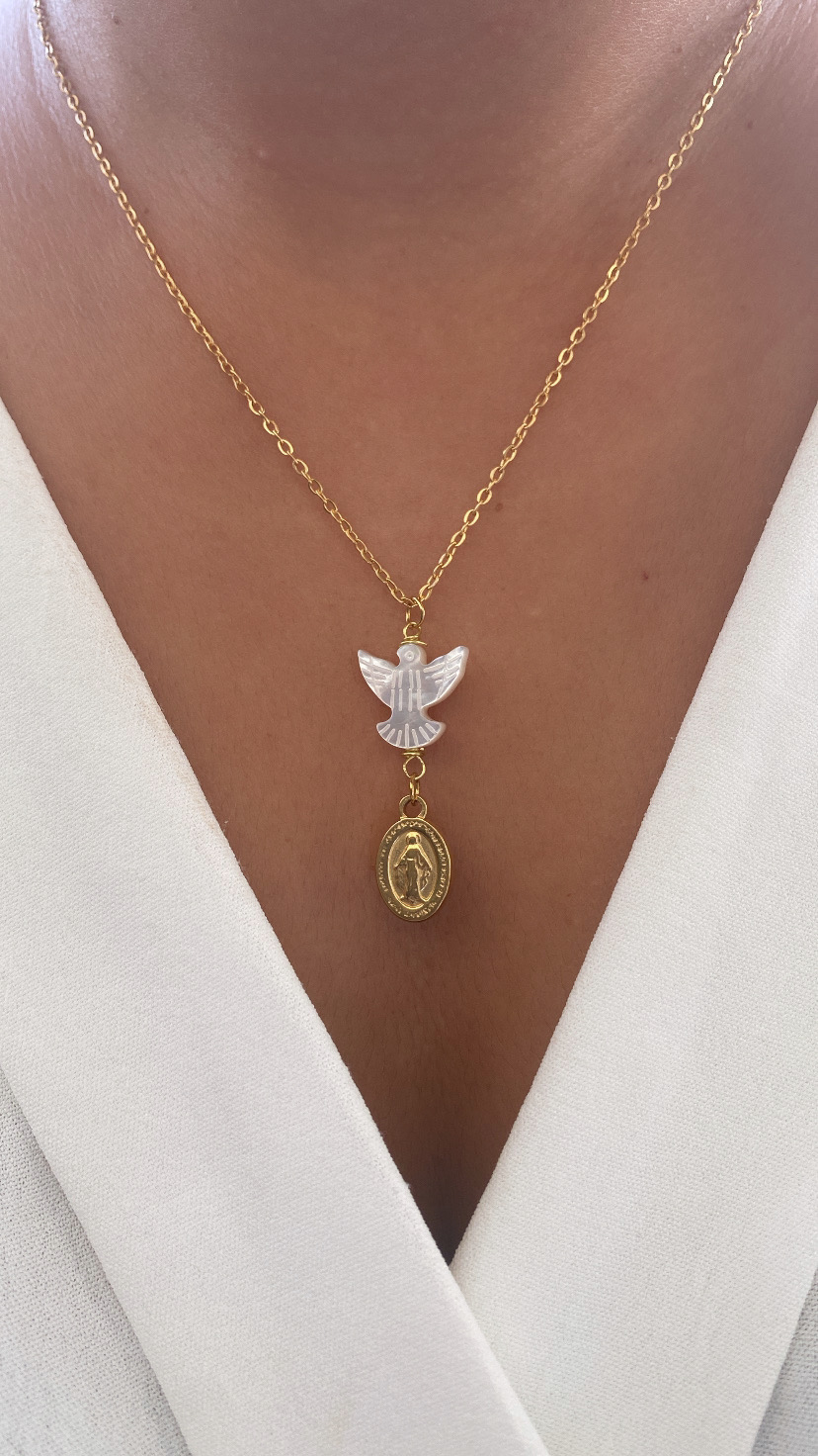 Colar dourado com pendente de pomba branca e medalha dourada religiosa