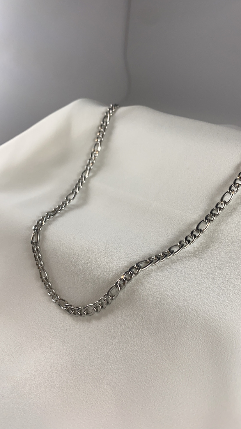 Colar prateado com elos em fundo branco