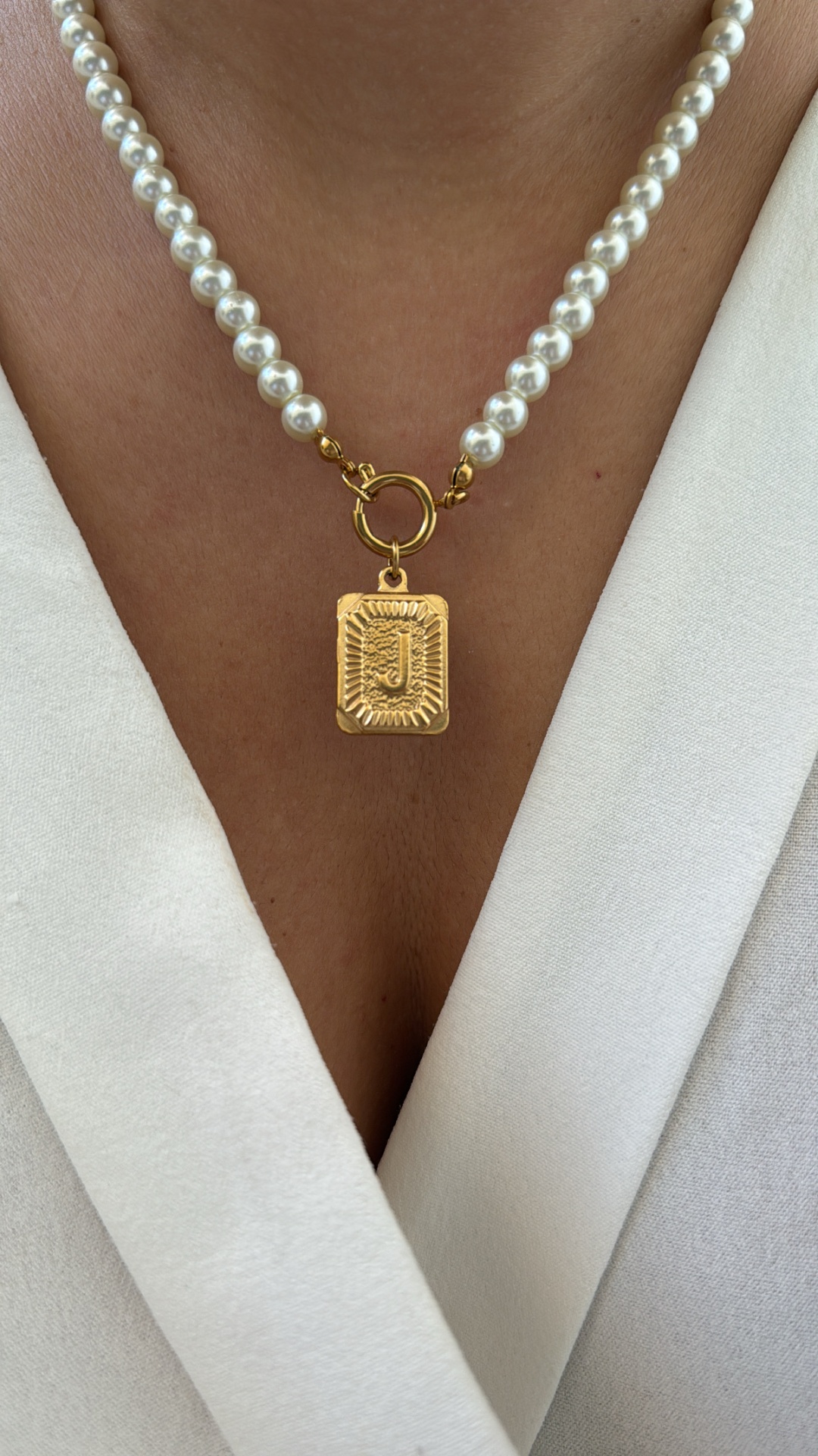 Colar de pérolas brancas com pendente dourado 'J'