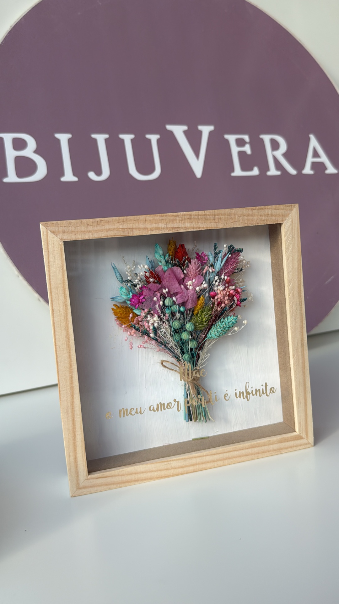 Quadro decorativo com flores secas coloridas e texto em português