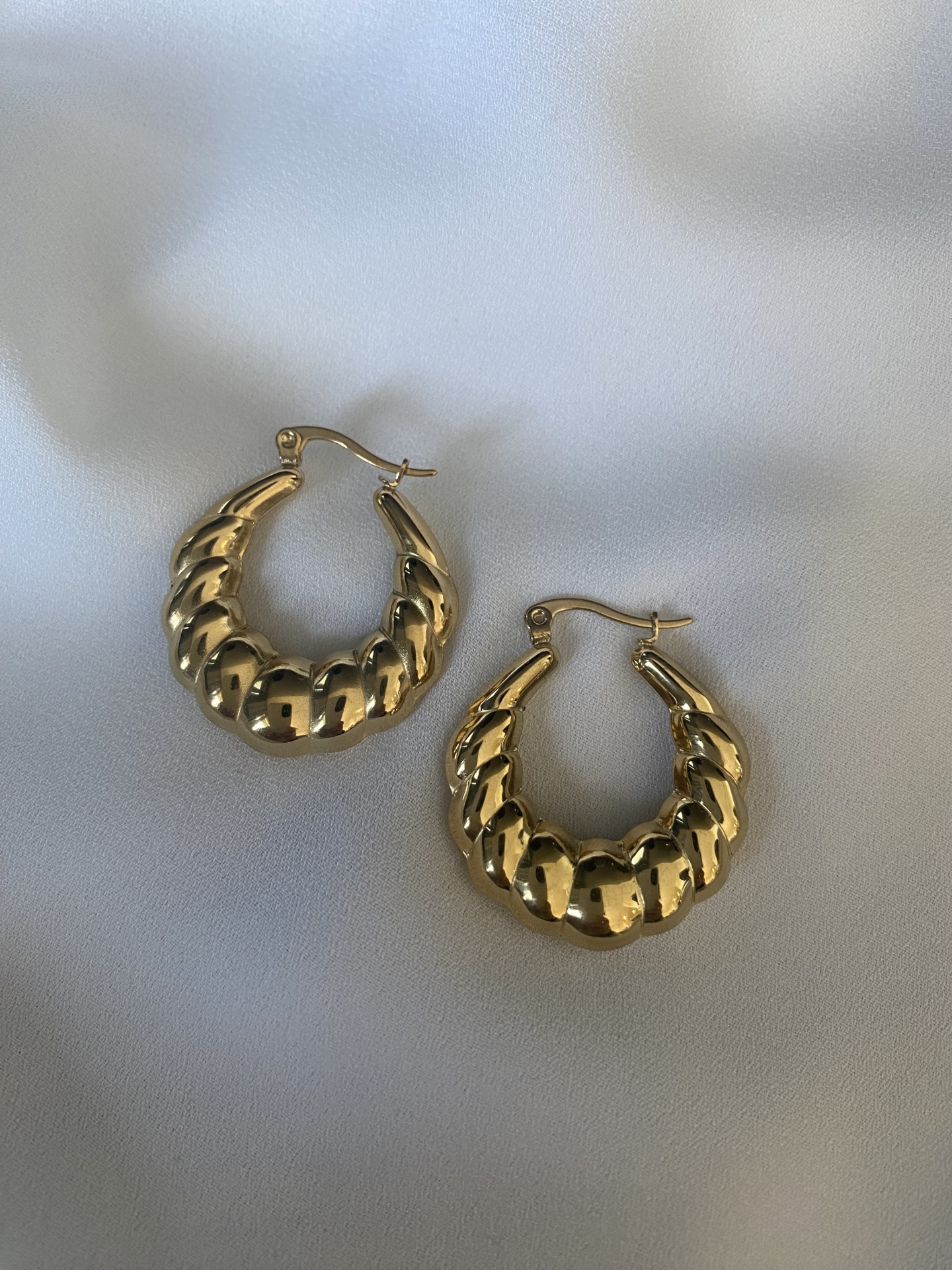 Brincos de argola dourados texturizados