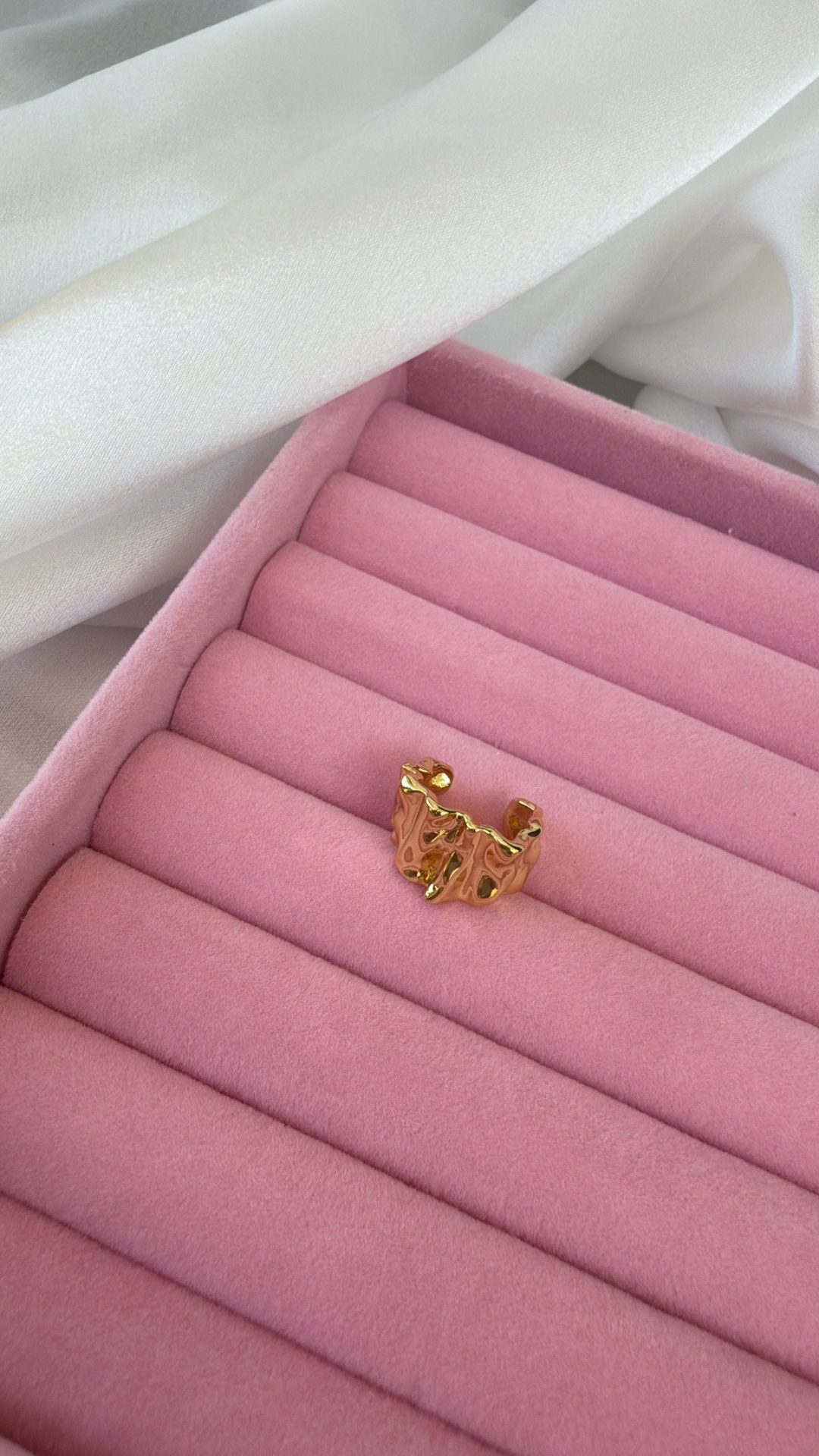 Anel dourado irregular em caixa de veludo rosa