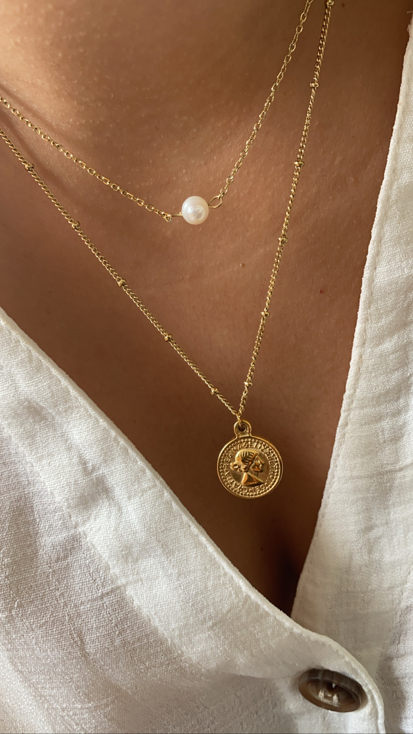 Colar duplo dourado com pérola e pendente redondo em pele com topo branco