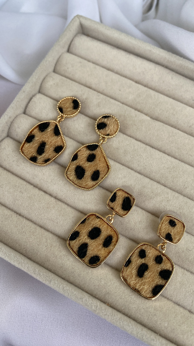 Dois pares de brincos animal print em caixa de veludo cinza claro